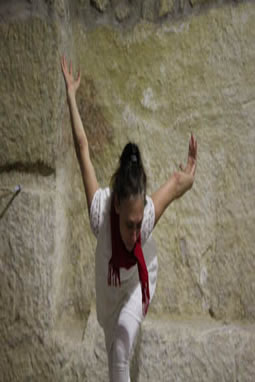 Performance im 'Sala de Exposiciones', Alhama de Granada; von Anna Sigridur Sigurjónsdóttir und Birgit Aßhoff. (© Alex Marchant)